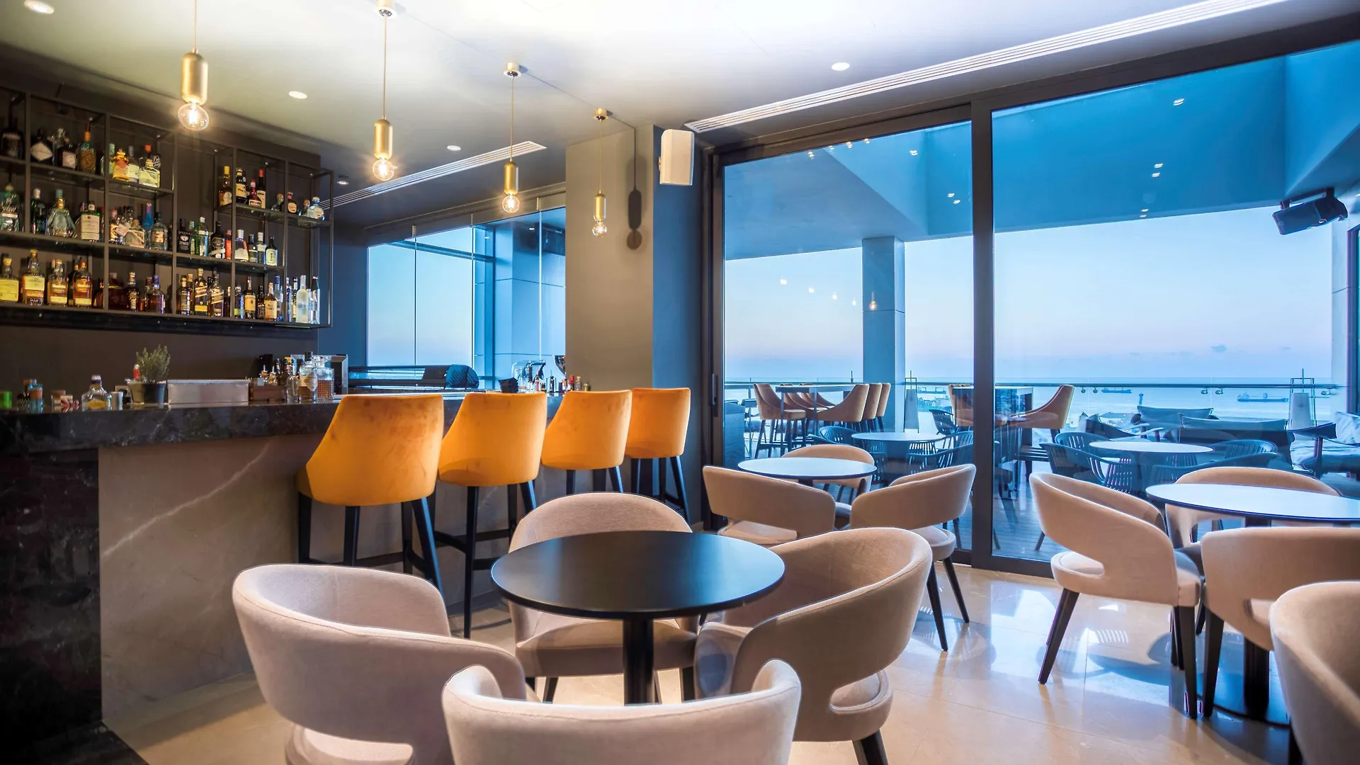 Radisson Blu Hotel, Larnaca 5*,
