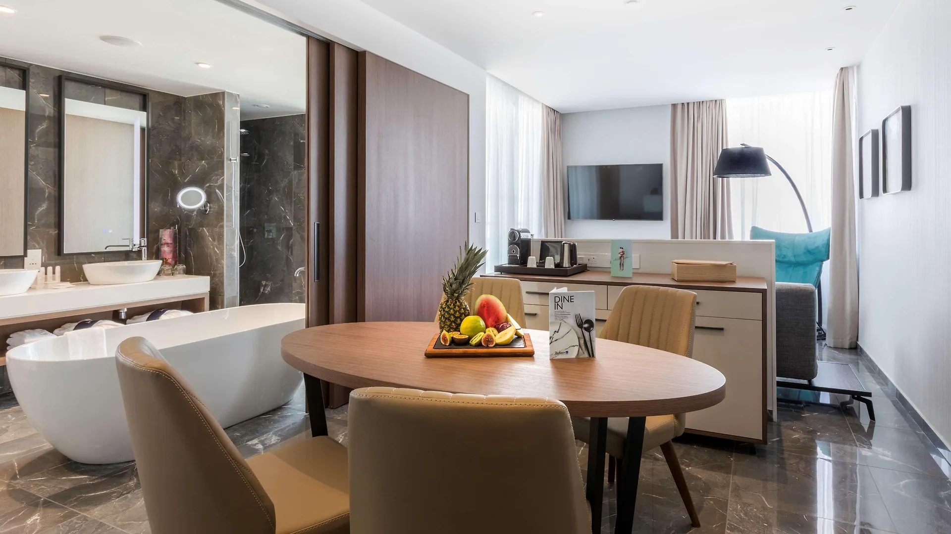 Radisson Blu Hotel, Larnaca 5*,